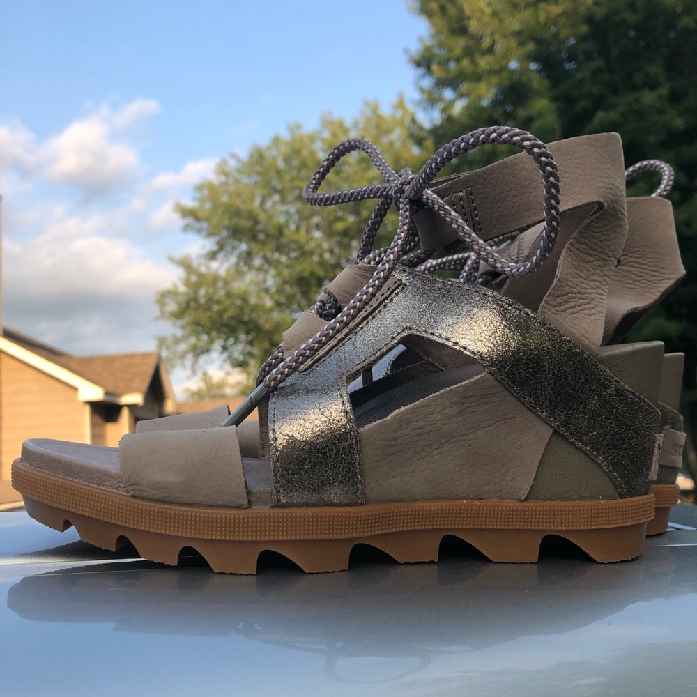 Sorel women’s size 6.5 suede and metallic taupe